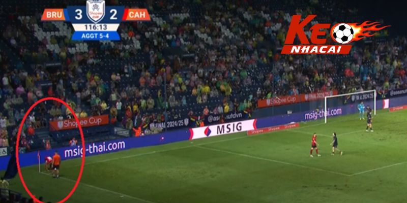Buriram Utd đấu với CAHN - Hành vi không đẹp của trợ lý Buriam
