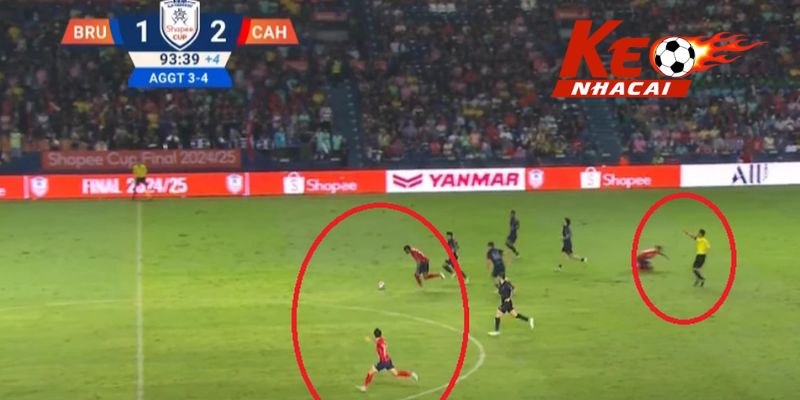 Buruam Utd đấu với CAHN: Nhiều pha xử lí tình huống gây tranh cãi của trọng tài