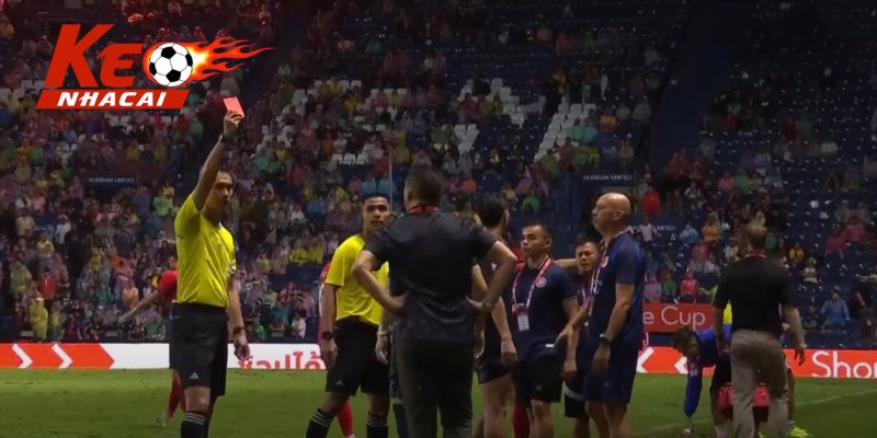 Thẻ đỏ dành cho Buriam Utd sau pha phạm lỗi