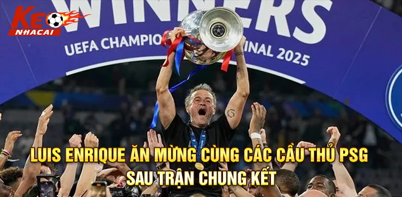 Luis Enrique ăn mừng cùng các cầu thủ PSG sau trận chung kết